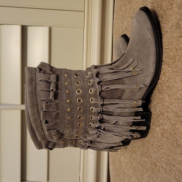 Guess Fringe Boots Greyish Beige Worn Twice ! Excellent condition! Size 6 1/2 - Picture 1 of 4